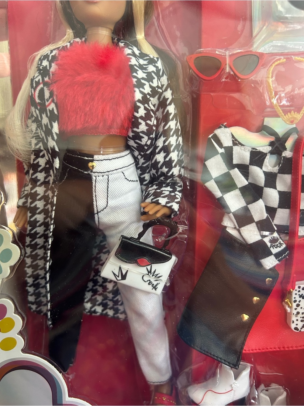 Disney ILY Cruella Fashion Doll - Black, White & Red - Picture 6 of 12